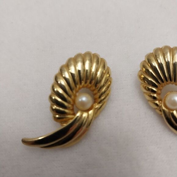 Vintage Earrings Gold Tone Wave Pattern With Faux Pearl Accent #J216 - Picture 2 of 7